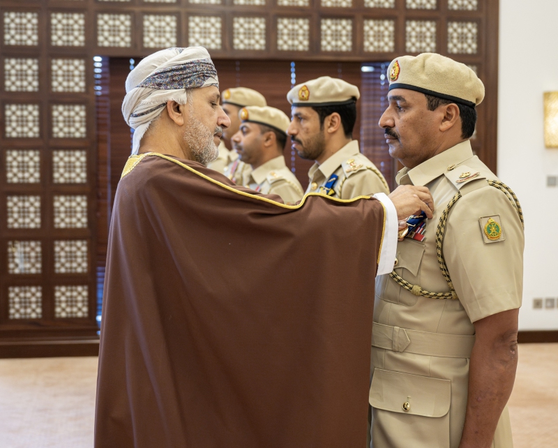 جلالة السلطان المعظم ينعم بميداليتي الخدمة الممتازة والثناء السلطاني لعددٍ من ضبّاط شؤون البلاط السلطاني