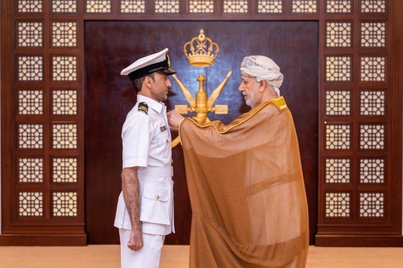 جلالة القائد الأعلى يُنعم بميداليتي الخدمة الممتازة والثناء السّلطاني لعددٍ من الضباط وضباط الصف بشؤون البلاط السلطاني