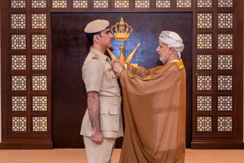 جلالة القائد الأعلى يُنعم بميداليتي الخدمة الممتازة والثناء السّلطاني لعددٍ من الضباط وضباط الصف بشؤون البلاط السلطاني