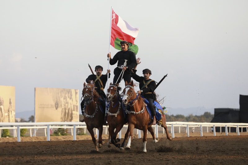 الحصان فلاح يتوّج بكأس جلالة السلطان فـــي سبــــاق الخيــــل السنــــوي بولايـة بركـــاء