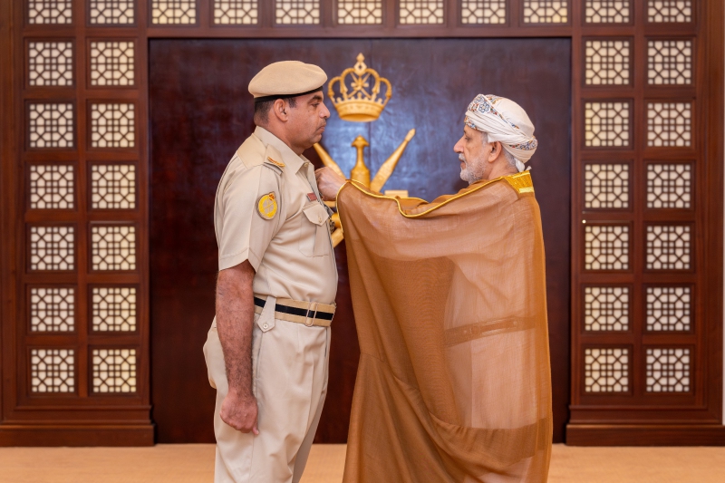 جلالة القائد الأعلى يُنعم بميداليتي الخدمة الممتازة والثناء السّلطاني لعددٍ من الضباط وضباط الصف بشؤون البلاط السلطاني